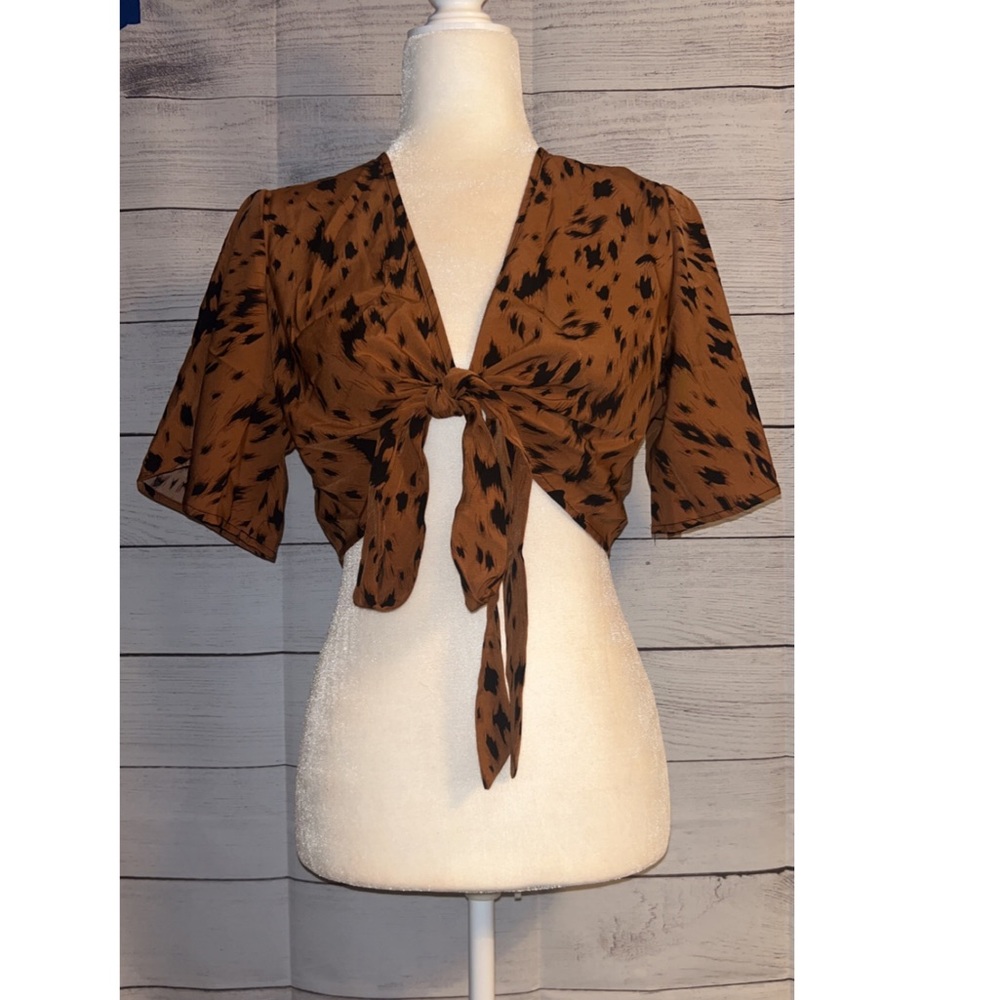 SHEIN VCAY Allover Print Knot Front Crop Top - Picture 6 of 8